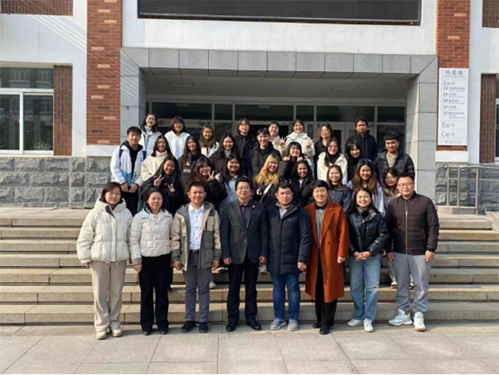 Av99
与泰国北碧皇家大学人文学科与社会科学院举行座谈会